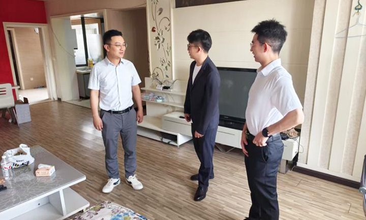 自贡创发集团总经理走进职工宿舍 倾听职工心声